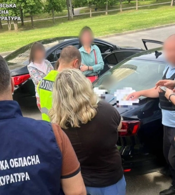 Жінка намагалася за 6000 доларів організувати фіктивний шлюб харків'янина з жінкою-інвалідом