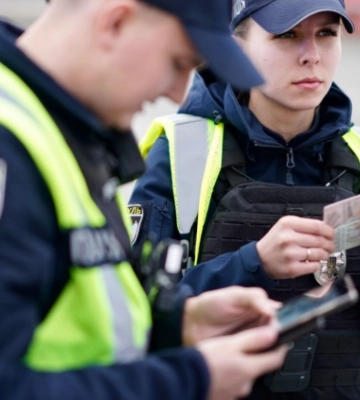 Штрафи 340 і 680 грн: на вулиці Соляній у Києві водії повністю перекривають тротуар