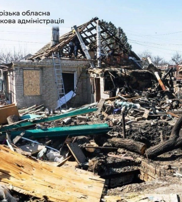 У Запорізькій області окупанти скинули на приватні будинки авіабомби, під завалами – люди