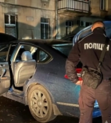 У центрі Одеси водій автівки зачепив пішохода, а у відповідь на його обурення – вистрілив чоловіку у груди