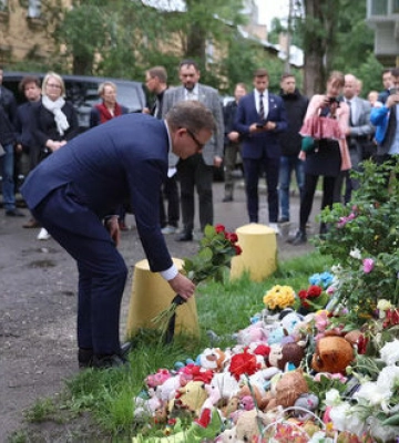 Прем’єр Фінляндії Орпо відвідав місце удару РФ по Києву 24 квітня. ФОТОрепортаж