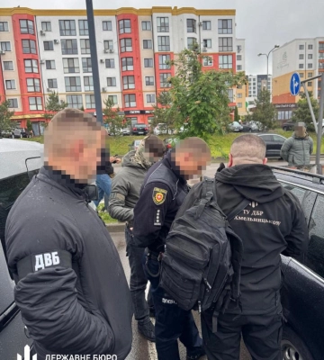 На Рівненщині ДБР затримало правоохоронця, який за гроші «не знаходив» розшукуваних військовозобов’язаних