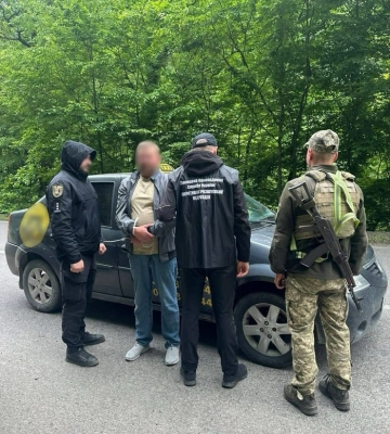 На Закарпатті затримали &quot;човника&quot;: за 8000 доларів переправляв ухилянтів через Тису до Румунії