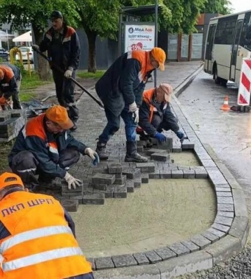 У Львові на вулиці Мазепи облаштовують ще одну безбар’єрну зупинку