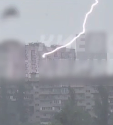 У Києві на Оболоні блискавка влучила у вікно багатоповерхівки, відео