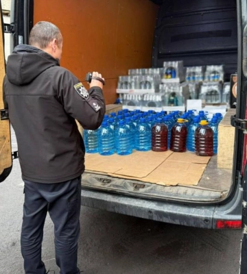 На Рівненщині поліцейські зупинили бус, завантажений контрафактним алкоголем та цигарками