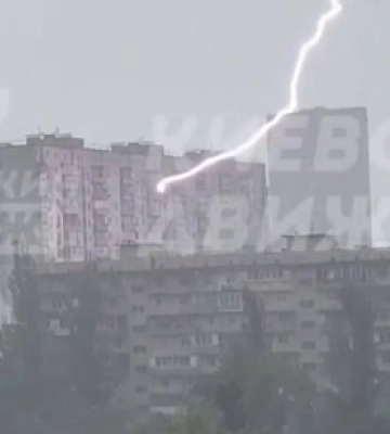 У Києві блискавка вдарила у вікно багатоповерхівки (відео)