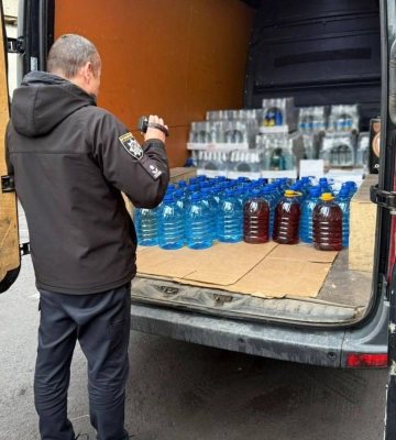 На Рівненщині поліцейські зупинили бус, завантажений контрафактним алкоголем та цигарками