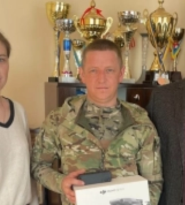 Громада на Волині передала квадрокоптер для захисника України та його побратимів