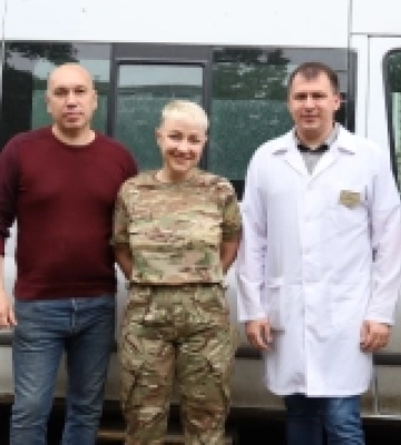 Від громади Миколаєва військовим передали автомобіль