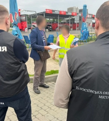 Двоє посадовців КП у Дніпровському районі столиці за облаштування дороги та озеленення вимагали ₴340 тис. та ₴52 тис.