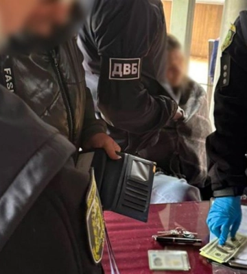 Поліцейські викрили у Харкові жінку, яку підозрюють у “торгівлі” звільненням з військової служби