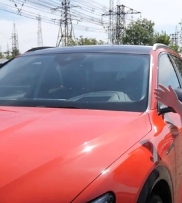  Скільки коштують найяскравіші авто на луцькому авторинку (відео)