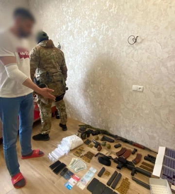 В Киеве ликвидировали группу, которая продавала электронные сигареты с каннабисом и незаконно хранила оружие