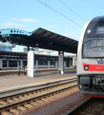На Закарпатті Укрзалізниця зупинила рух потягів через просідання грунту