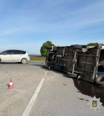 На Тернопільщині біля села Ліски перекинувся бус із 18 пасажирами: є постраждалі