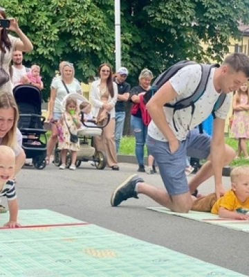 У місті на Волині кличуть наймолодших жителів на «Забіг у повзунках»