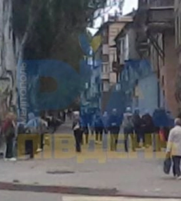 В Мелитополе жители сутками стоят в очереди, чтобы оплатить за коммунальные услуги (Фото)