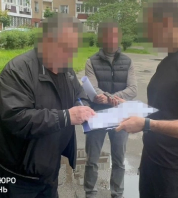 Екскерівник міграційної служби з Луганщини незаконно нарахував собі премій майже на 350 тисяч гривень, — ДБР