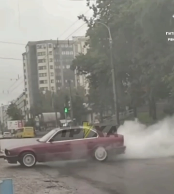 &quot;Вся вулиця була в диму&quot;: у Рівному водій влаштував дрифт (ВІДЕО)