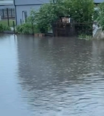 Вода по коліна: місто на Волині «потонуло» через зливу (відео)