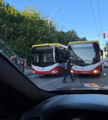 В Одессе ребенок попал под троллейбус: в каком он состоянии