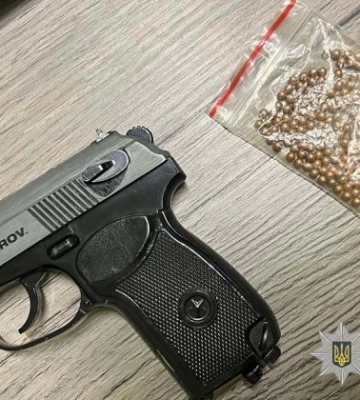 У Тернополі поліцейські допитали підлітка, який поранив дівчину з пневматичного пістолету