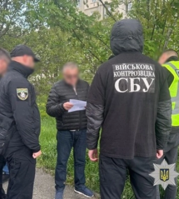 На Хмельниччині група осіб сприяла незаконному виїзду чоловіків за кордон