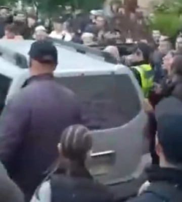 У Кам’янці-Подільському близько сотні людей заблокували авто ТЦК