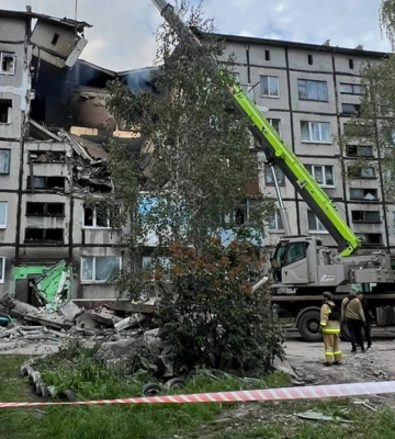 «Шахед» ночью попал в пятиэтажку на Донетчине: возник пожар, ранены мама с сыном