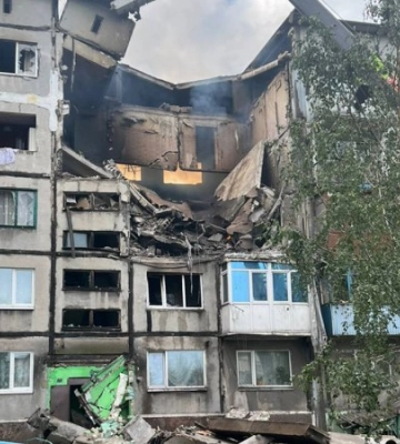 «Шахед» ночью попал в пятиэтажку на Донетчине: возник пожар, ранены мама с сыном