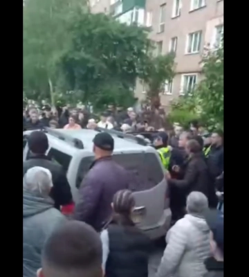 Массовая потасовка с ТЦК: в Каменец-Подольском больше 100 местных жителей &quot;возмутились&quot; мобилизацией от военкомов - видео