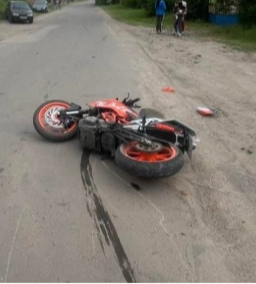 На Волині мотоцикл зіткнувся з автівкою, водія двоколісного госпіталізували