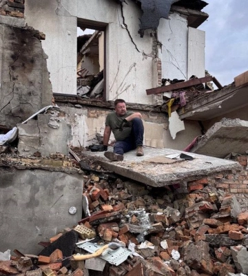 Під Києвом російська атака знищила будинок відомого журналіста