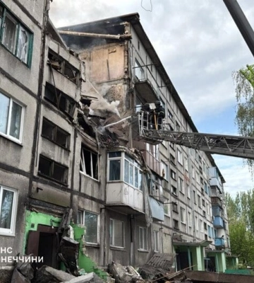 Наслідки удару російського дрона по п’ятиповерхівці на Донеччині показала ДСНС