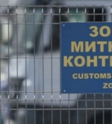 Волинські митники знайшли у «секонді» новенький одяг та сумки 