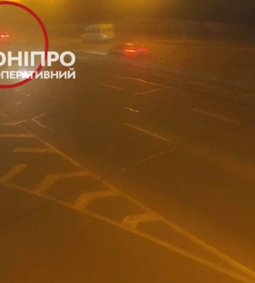 У Дніпрі автомобіль зніс два паркани біля ТЦ “Наша Правда”: відео