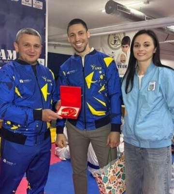 Чемпіони Європи вручили символічну медаль меценату Василю Костюку за підтримку розвитку карате в Україні