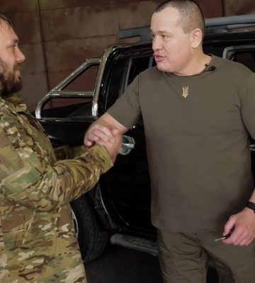 Бійці 112 бригади ТрО Києва отримали автівку від волонтерів "Української команди"