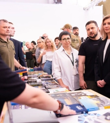 Какие книги Зеленские купили на "Книжном арсенале" в этот раз и что президенту пожелал продавец. Видео