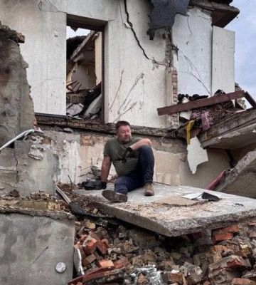 «Детей посекло стеклом». Во время российской атаки разрушен дом генерального директора 5 канала Владимира Мжельского
