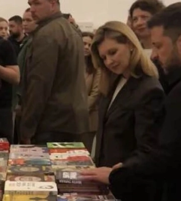 Зеленський на «Книжковому Арсеналі» придбав книгу «Убити тирана» 