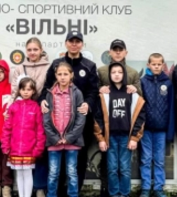 Дітям — радість і турботу: дубенські поліцейські організували кінну прогулянку у свято останнього дзвоника