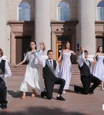 Близько 300 учасників долучилися до фестивалю випускних вальсів у Кропивницькому (фоторепортаж)