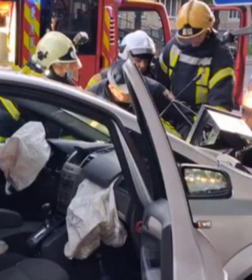 У Луцьку автівка влетіла у стовп: є постраждалий