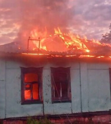 РФ ударила по жилому сектору в Сумской области: возник пожар. ВИДЕО+ФОТО