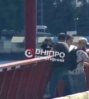 У Дніпрі рятували дівчину, яка хотіла стрибнути з мосту