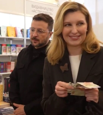 Зеленские на "Книжном арсенале" платили по очереди. Яркая реакция первой леди на покупку мужа – на видео