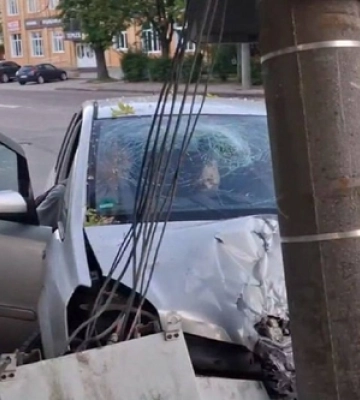 Аварія на Відродження у Луцьку — авто в'їхало у стовп
