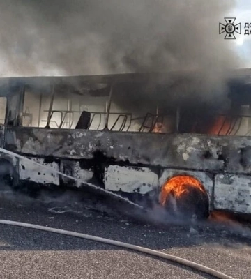 У мережі показали кадри, як у передмісті Дніпра на ходу загорівся рейсовий автобус з пасажирами (ВІДЕО)